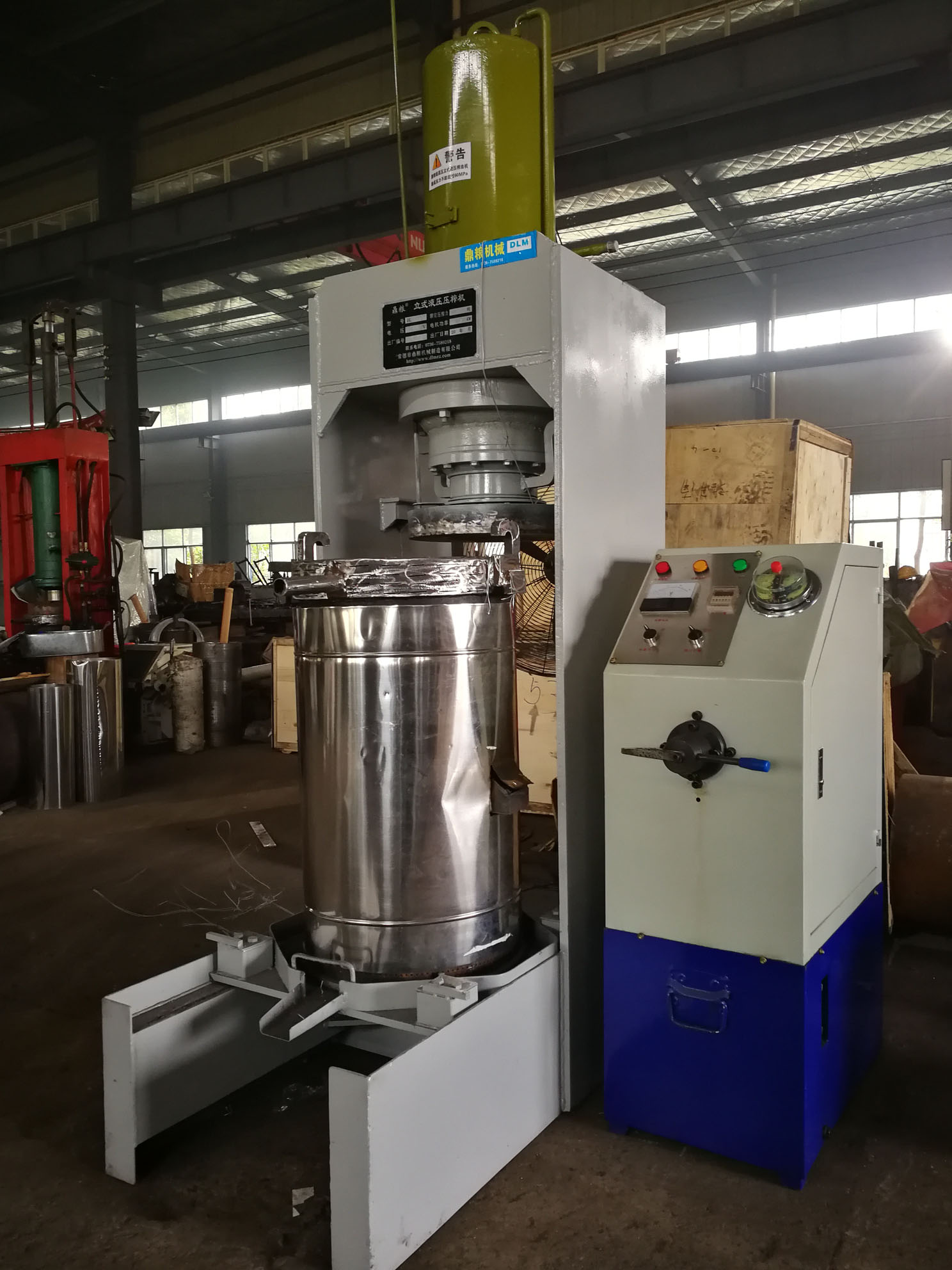 不銹鋼超高壓立式液壓壓榨機(jī)，果汁壓榨機(jī)，果渣壓榨機(jī)，藥材壓榨，油渣處理，白土壓榨